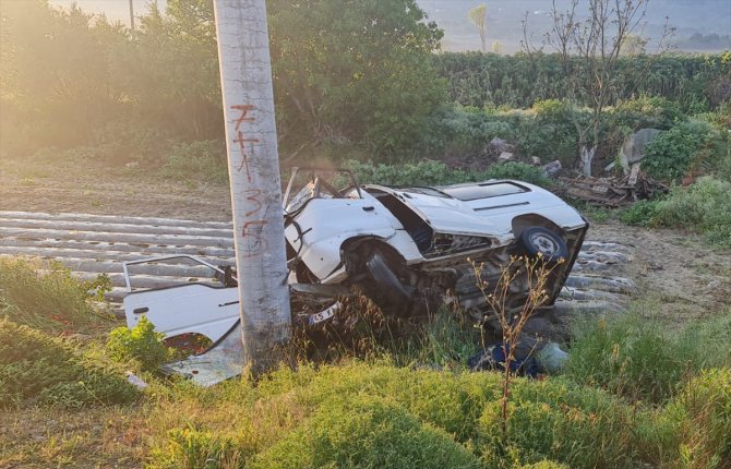 İzmir'de direğe çarpan minibüsteki karı koca öldü, 1 kişi yaralandı