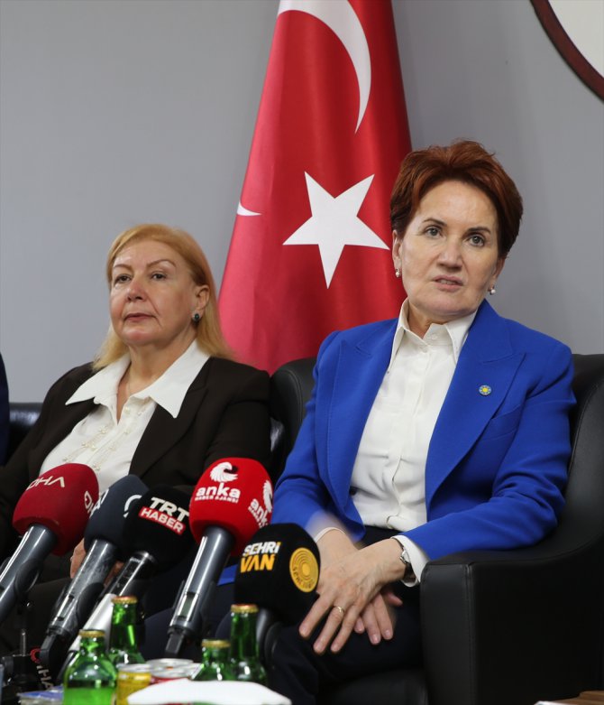 İYİ Parti Genel Başkanı Akşener, Van'da kanaat önderleriyle buluştu: