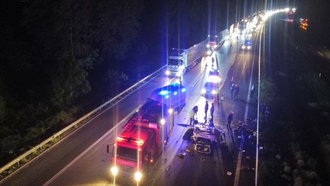 Sakarya'da yolcu otobüsüne çarpıp takla atan otomobilde biri ağır 4 kişi yaralandı