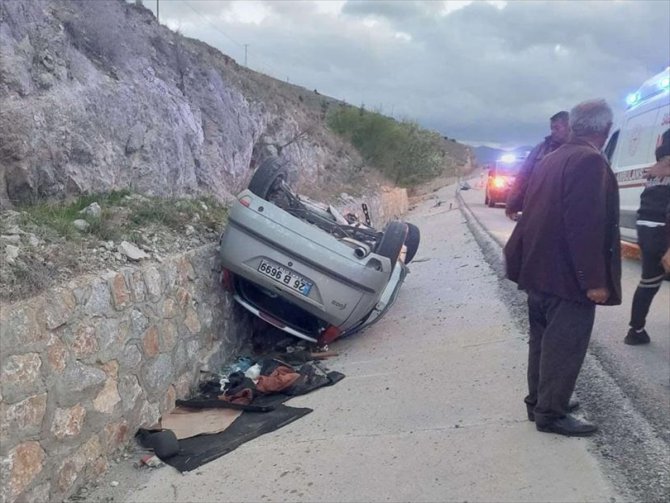 Afyonkarahisar'da iki otomobilin çarpışması sonucu 5 kişi yaralandı