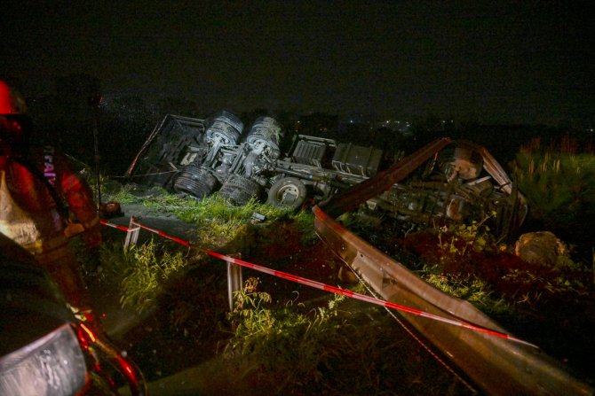 Başakşehir'de iplik yüklü kamyon devrildi