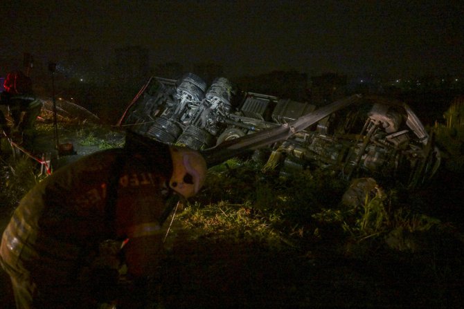 Başakşehir'de iplik yüklü kamyon devrildi