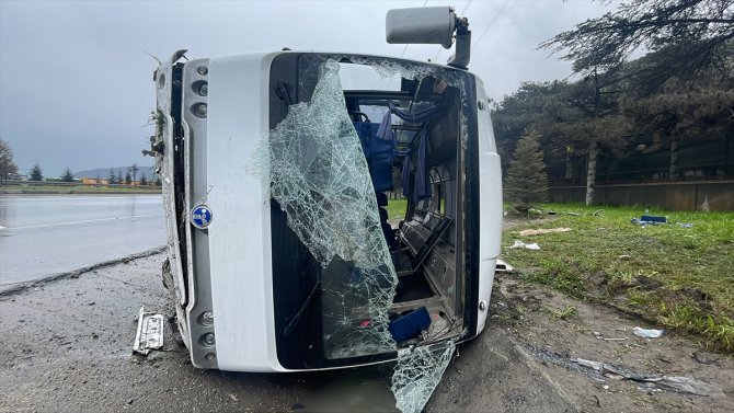 Isparta'da devrilen işçi servisindeki 17 kişi yaralandı