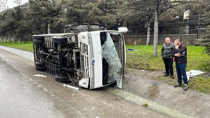 Isparta'da devrilen işçi servisindeki 17 kişi yaralandı