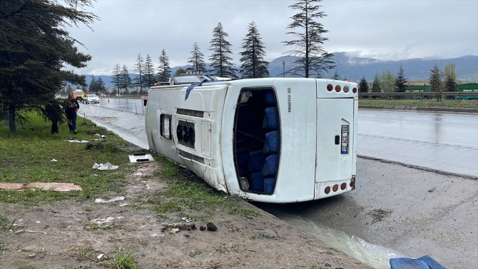 Isparta'da devrilen işçi servisindeki 17 kişi yaralandı