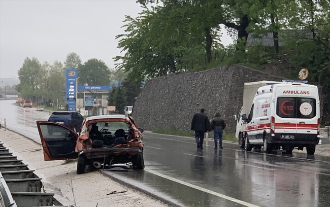 Sakarya'da bariyerlere çarpan otomobildeki 2 kişi öldü, 1 kişi yaralandı