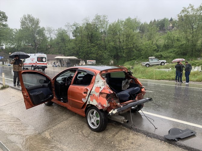 Sakarya'da bariyerlere çarpan otomobildeki 2 kişi öldü, 1 kişi yaralandı