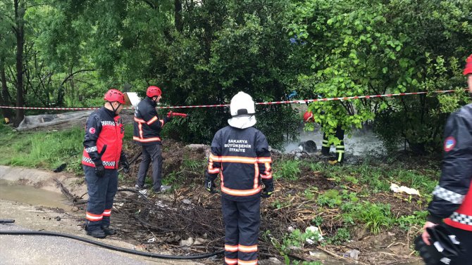 Sakarya'da bariyerlere çarpan otomobildeki 2 kişi öldü, 1 kişi yaralandı