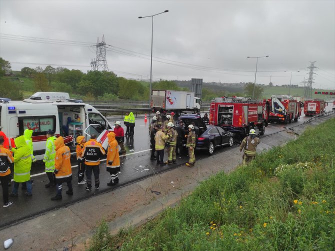 Tuzla'da kazaya müdahale eden ekibe otomobilin çarpması sonucu 7 kişi yaralandı