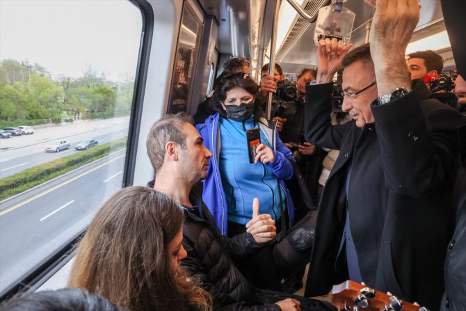 Cumhurbaşkanı Yardımcısı Oktay, Ankara metrosunda vatandaşlarla sohbet etti