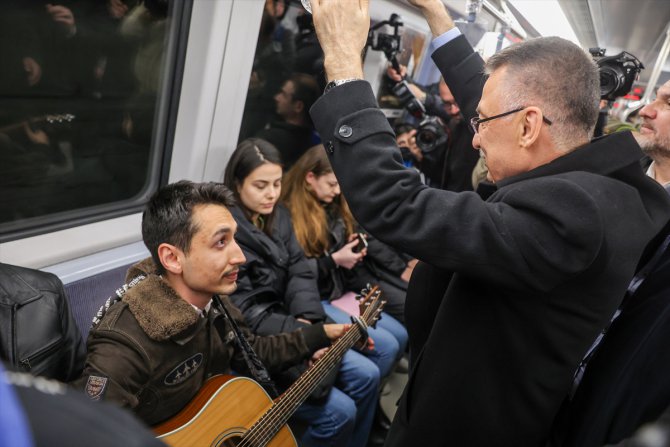 Cumhurbaşkanı Yardımcısı Oktay, Ankara metrosunda vatandaşlarla sohbet etti