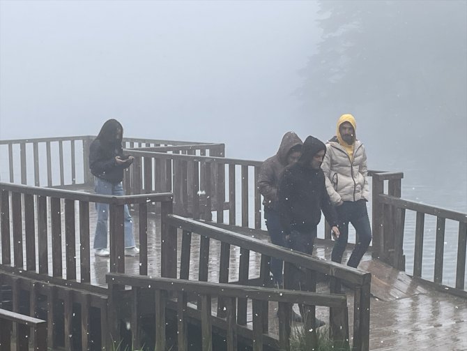 Gölcük Tabiat Parkı'nda kar ve sis etkili oluyor