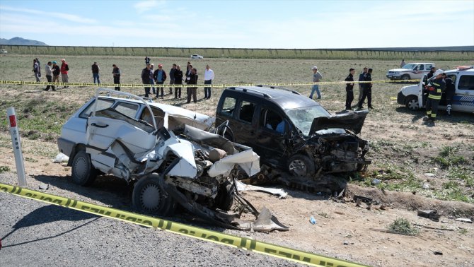 Konya'da ticari araç ile otomobilin çarpıştığı kazada 5 kişi öldü