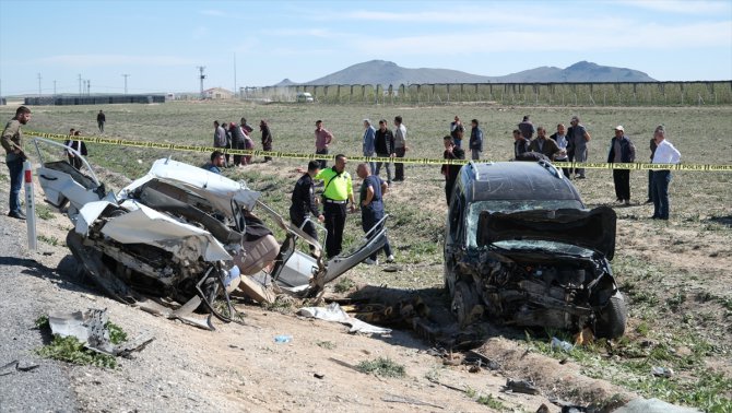 Konya'da ticari araç ile otomobilin çarpıştığı kazada 5 kişi öldü