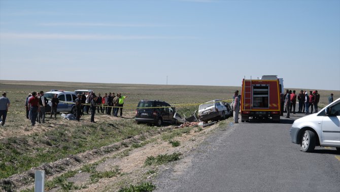 Konya'da ticari araç ile otomobilin çarpıştığı kazada 5 kişi öldü