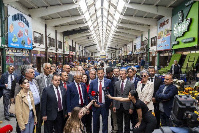 Ata İttifakı cumhurbaşkanı adayı Oğan, Ankara'da hal esnafıyla bir araya geldi: