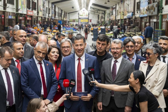 Ata İttifakı cumhurbaşkanı adayı Oğan, Ankara'da hal esnafıyla bir araya geldi: