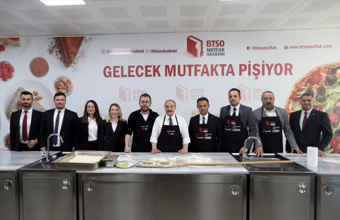 Bakan Varank Bursa'da cantık pidesi ve süt helvası yaptı: