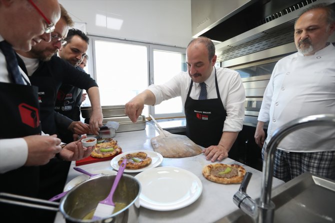 Bakan Varank Bursa'da cantık pidesi ve süt helvası yaptı: