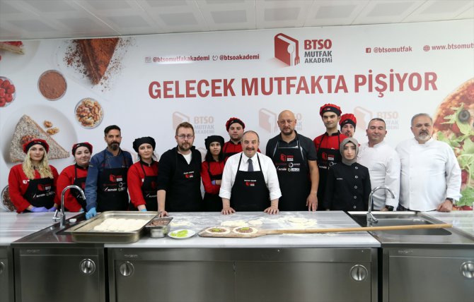 Bakan Varank Bursa'da cantık pidesi ve süt helvası yaptı: