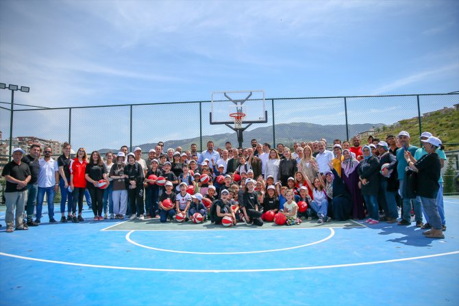 TBF Başkanı Türkoğlu, Hatay'daki Basketköy'de depremzedelerle buluştu