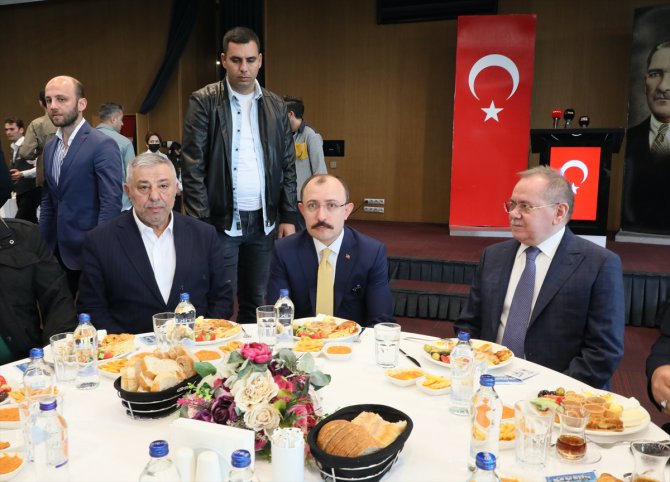 Ticaret Bakanı Muş, Samsun'da STK temsilcileri ve iş insanlarıyla bir araya geldi: