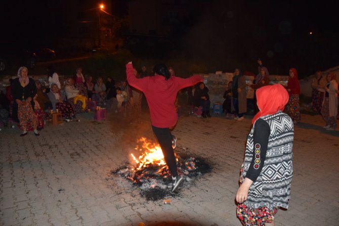 Bilecik'te köylü kadınlar Hıdırellez ateşi yakarak geleneklerini sürdürdü