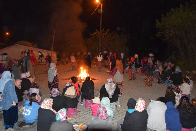 Bilecik'te köylü kadınlar Hıdırellez ateşi yakarak geleneklerini sürdürdü