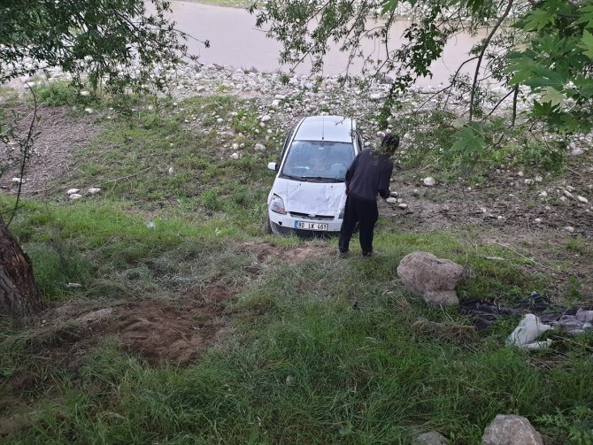 Osmaniye'de dereye devrilen otomobilin sürücüsü kaza yerinden kaçtı