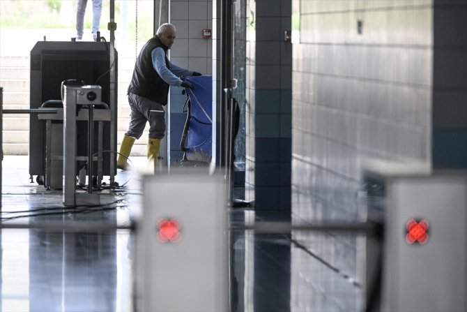 Başkentte aşırı yağış nedeniyle su basan metro istasyonları kullanıma açıldı