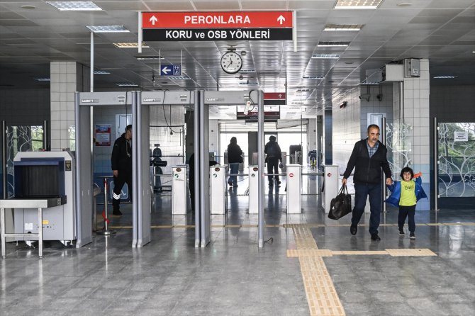 Başkentte aşırı yağış nedeniyle su basan metro istasyonları kullanıma açıldı