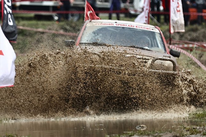 Düzce'de off-road sporcuları afet gönüllüleri için yarıştı