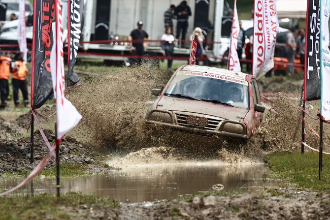 Düzce'de off-road sporcuları afet gönüllüleri için yarıştı