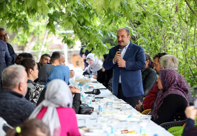 Sanayi ve Teknoloji Bakanı Varank, Bursa'da depremzedelerle buluştu: