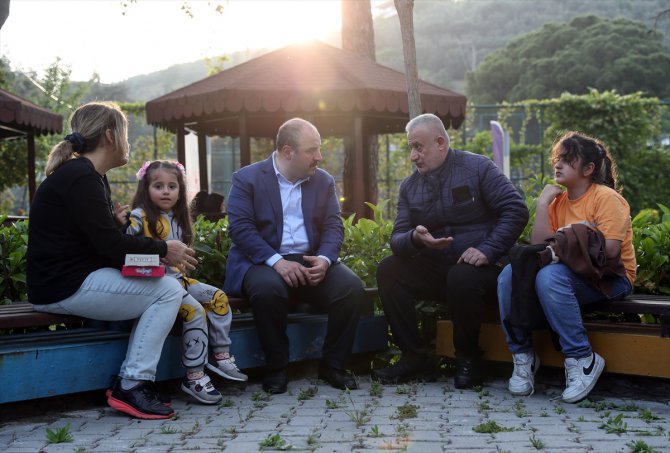 Sanayi ve Teknoloji Bakanı Varank, Bursa'da depremzedelerle buluştu: