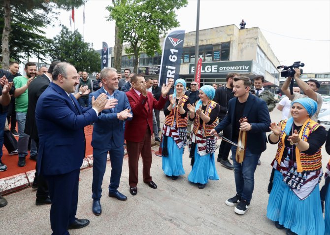 Bakan Varank, Togg'u Bursa'da oto galericilerine götürdü: