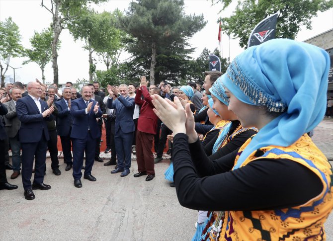 Bakan Varank, Togg'u Bursa'da oto galericilerine götürdü: