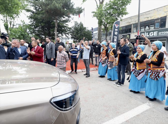 Bakan Varank, Togg'u Bursa'da oto galericilerine götürdü: