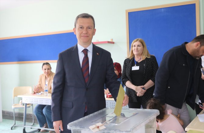 AK Parti Genel Sekreteri Şahin ile eski bakanlar Aksu ve Şimşek, Ankara'da oylarını kullandı