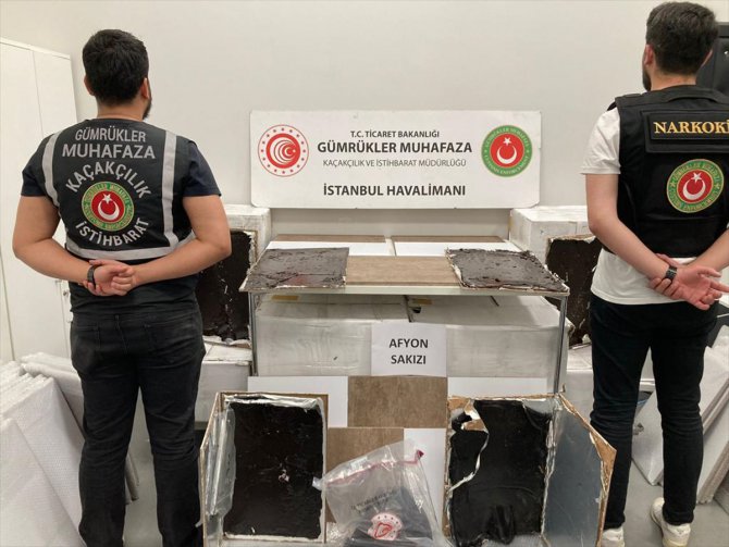 İstanbul Havalimanı'nda kargoda sunta içerisine gizlenen afyon sakızı ele geçirildi