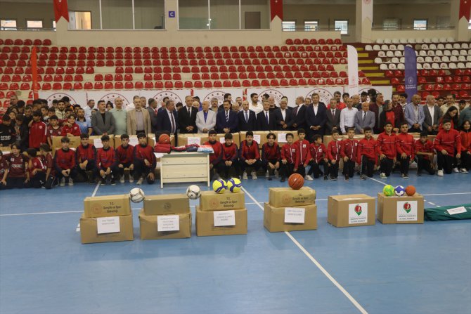 Amasya'da 63 amatör spor kulübüne spor malzemesi yardımı yapıldı