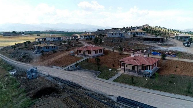 Kahramanmaraş'ın Türkoğlu ilçesinde köy tipi afet konutlarının yapımı sürüyor