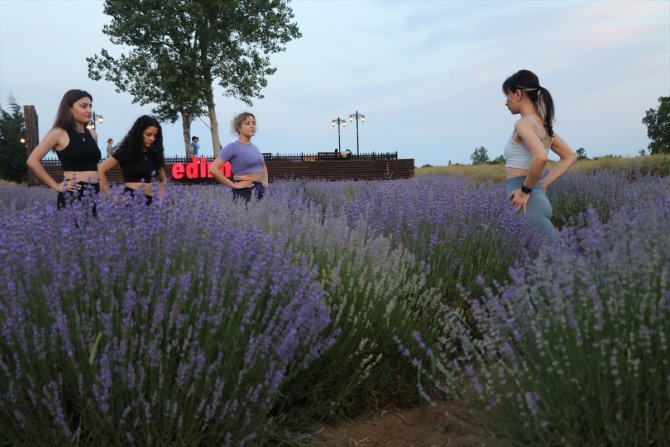 Edirne'de lavanta tarlasında "gün batımı yogası" yapıldı