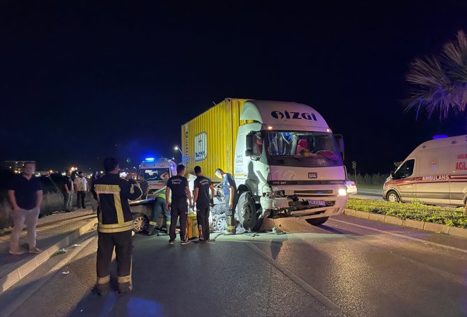 Manisa'da kamyonla çarpışan otomobilin sürücüsü ağır yaralandı