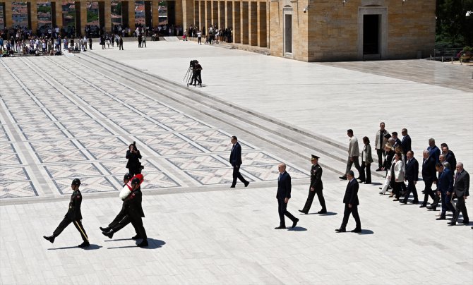 TBMM Başkanı Kurtulmuş ve Başkanlık Divanı üyelerinden Anıtkabir ziyareti