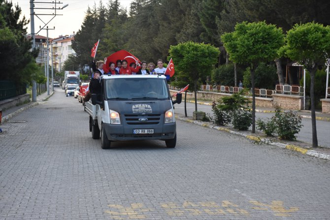 Afyonkarahisar'da belde halkı kadın güreşçilerin "gümüş madalyaları"nı kutladı