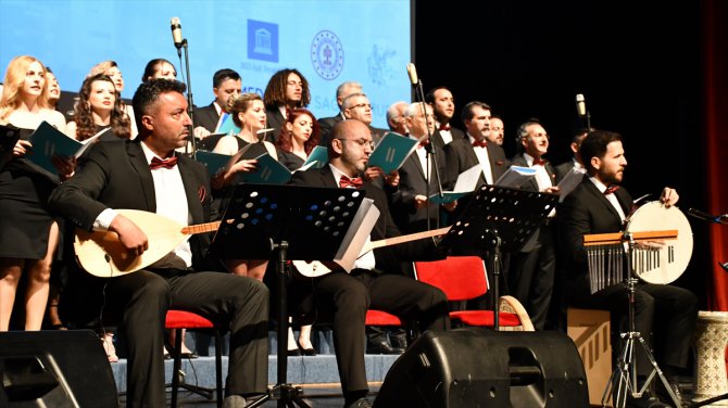 Sivas'ta sağlık çalışanları düzenledikleri konserle Aşık Veysel'i andı