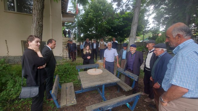 Çorum'da bir çiftçi, tarlasında bulduğu küp kapağını müzeye teslim etti