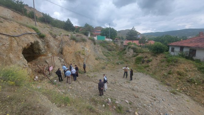 Çorum'da bir çiftçi, tarlasında bulduğu küp kapağını müzeye teslim etti