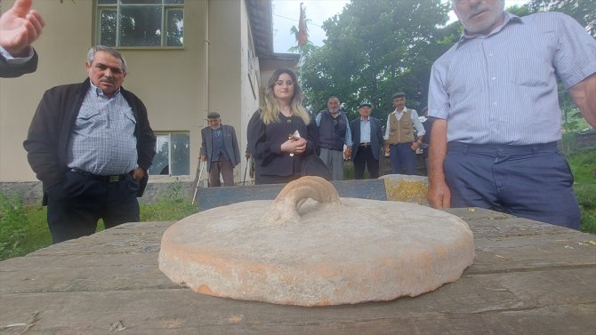 Çorum'da bir çiftçi, tarlasında bulduğu küp kapağını müzeye teslim etti